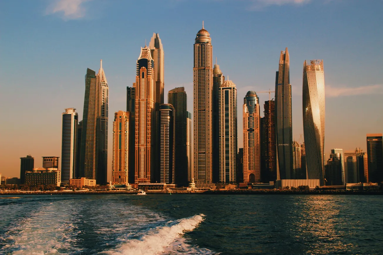 Aerial view of Dubai skyline and luxurious Maldives resort symbolizing tokenized real estate boom on XRP Ledger with Trump-linked projects and RWA liquidity
